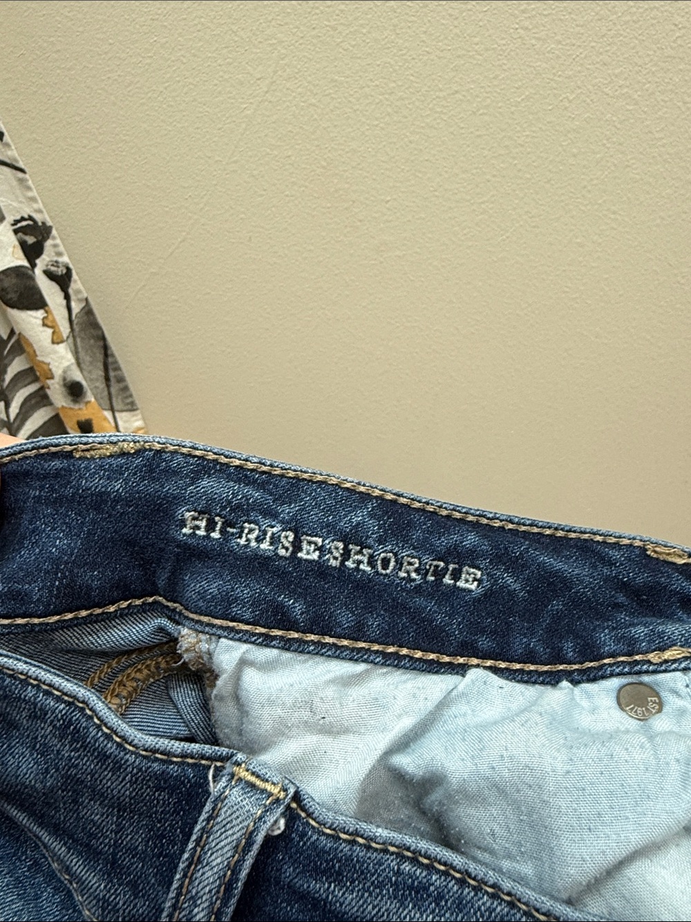 Women’s American Eagle Outfitters Embroidered Floral Distressed Jean Shorts Sz 4 - Picture 10 of 16